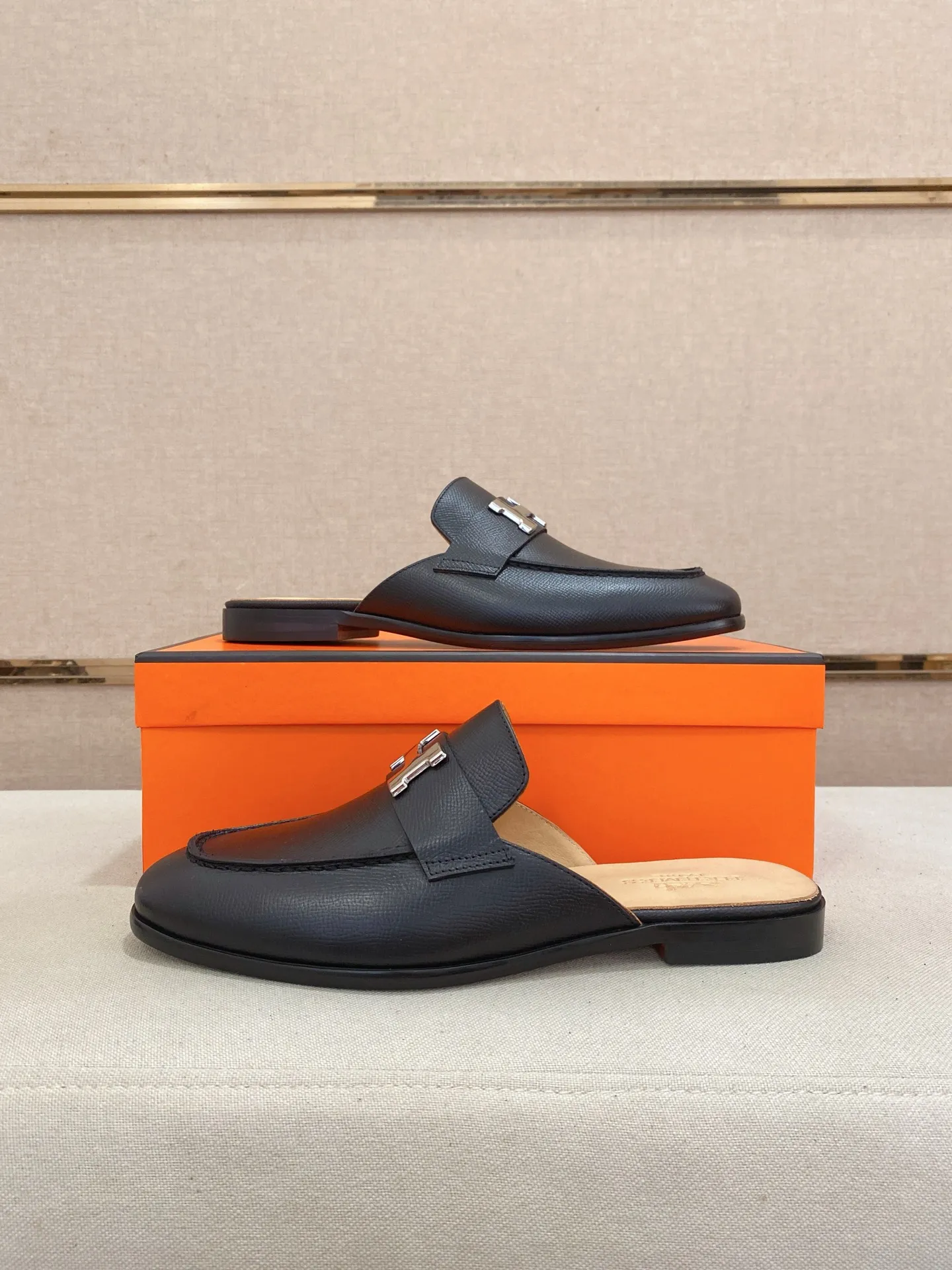 Men's clothing and shoes💰: 500💰《HERMES》【Classic original single version】Hermès half-drag; top 🔝purchasing agent🔍🔍 latest 🇺🇸 counter sale simultaneously, original ▲▲cowhide imported from Italy ▲▲Exquisite workmanship (Italian 🇮🇹Imported water-dyed 🐂cowhide lining) sole: original sole provided by the original factory, ⚠️exclusive double-layer activity·TPR·rubber·combined molded outsole; Yardage: 38-44. Can be customized45